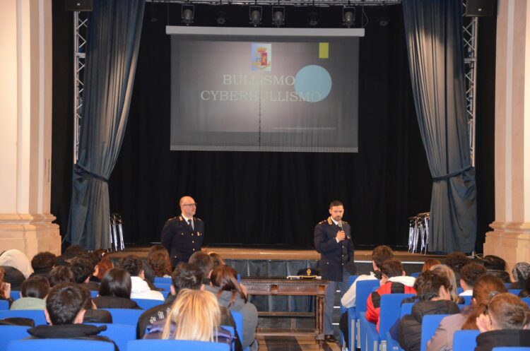 Ragusa, la polizia di Stato a confronto con gli studenti sui temi del bullismo e del cyberbullismo