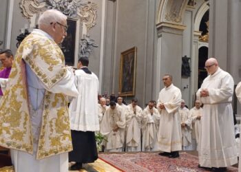 Chiesa di Ragusa in festa, ordinati tre diaconi per imposizione delle mani da parte del vescovo