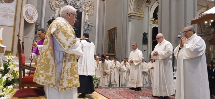 Chiesa di Ragusa in festa, ordinati tre diaconi per imposizione delle mani da parte del vescovo