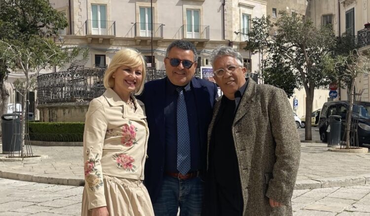 Scicli, Antonella Elia in giro per la città come inviata della trasmissione Citofonare Rai 2