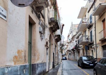 Ragusa e il centro storico: gli rubano lo zaino dal cofano mentre scarica le buste della spesa