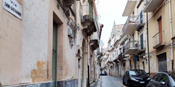 Ragusa e il centro storico: gli rubano lo zaino dal cofano mentre scarica le buste della spesa