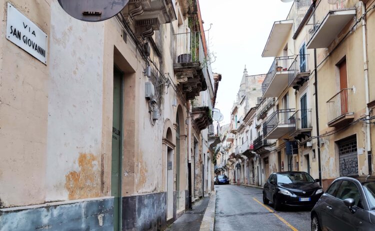 Ragusa e il centro storico: gli rubano lo zaino dal cofano mentre scarica le buste della spesa