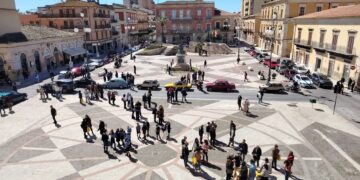 Auto e moto storiche del Veteran car club ibleo in mostra statica in piazza del Popolo a Vittoria