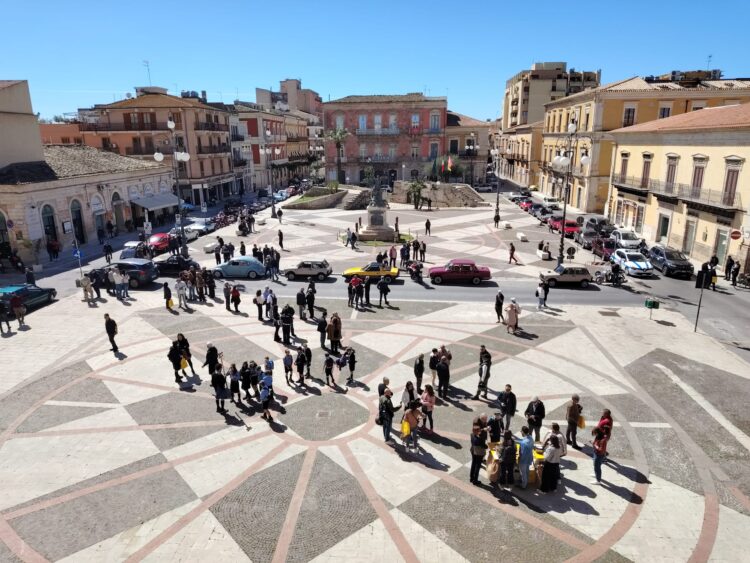 Auto e moto storiche del Veteran car club ibleo in mostra statica in piazza del Popolo a Vittoria