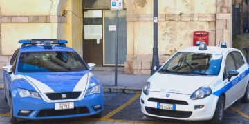 Modica, egiziano scalzo con i piedi insanguinati infastidisce i passanti. Fermato dalla polizia