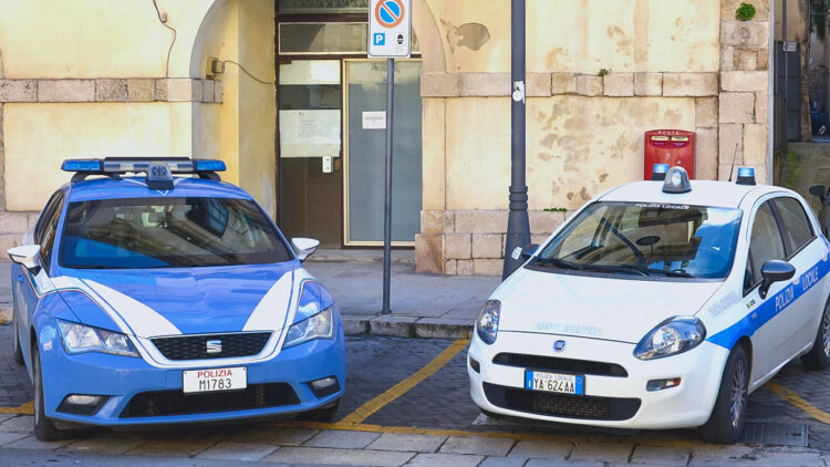 Modica, egiziano scalzo con i piedi insanguinati infastidisce i passanti. Fermato dalla polizia