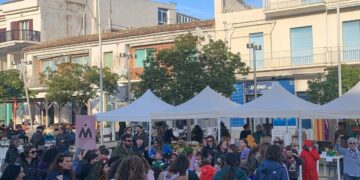 Marina di Ragusa, mascherine e coriandoli in piazza Duca degli Abruzzi
