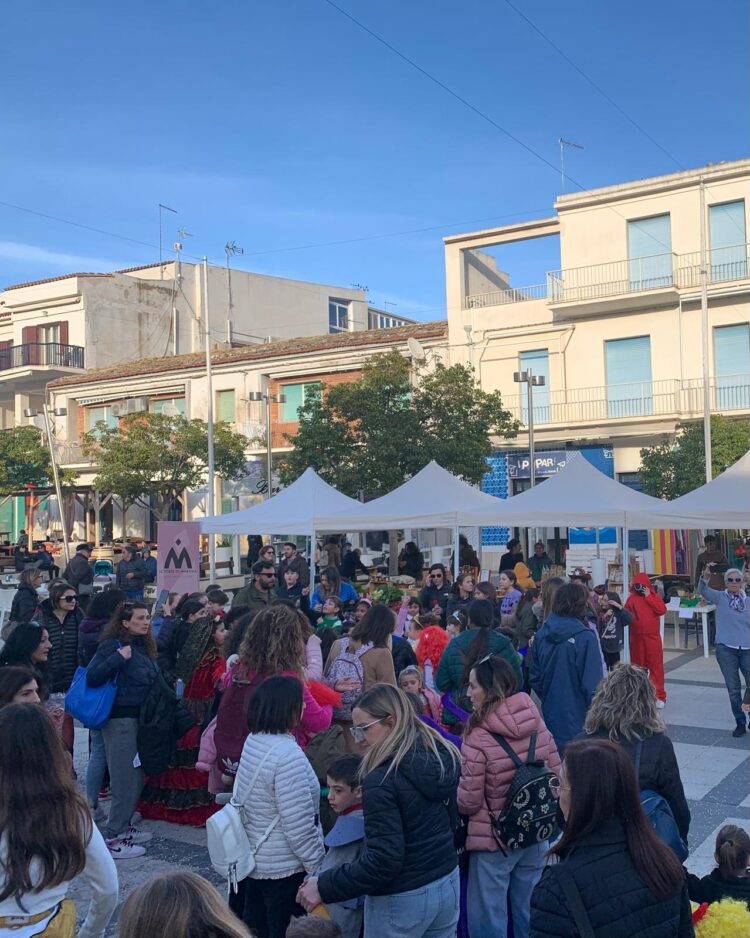 Marina di Ragusa, mascherine e coriandoli in piazza Duca degli Abruzzi