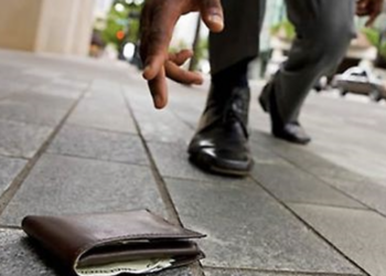 Comiso, trovano portafoglio e lo restituiscono: due stranieri premiati con la promessa di un lavoro