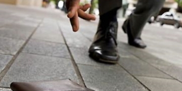 Comiso, trovano portafoglio e lo restituiscono: due stranieri premiati con la promessa di un lavoro