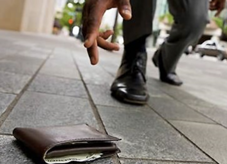 Comiso, trovano portafoglio e lo restituiscono: due stranieri premiati con la promessa di un lavoro