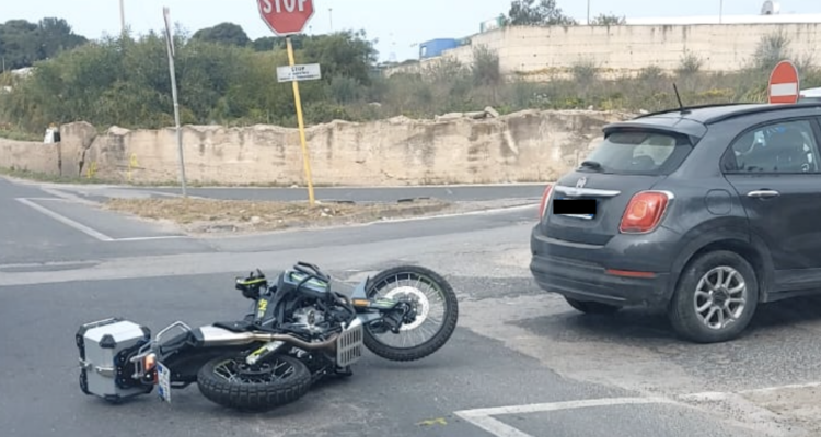 Vittoria, scontro auto-moto: ferito un centauro