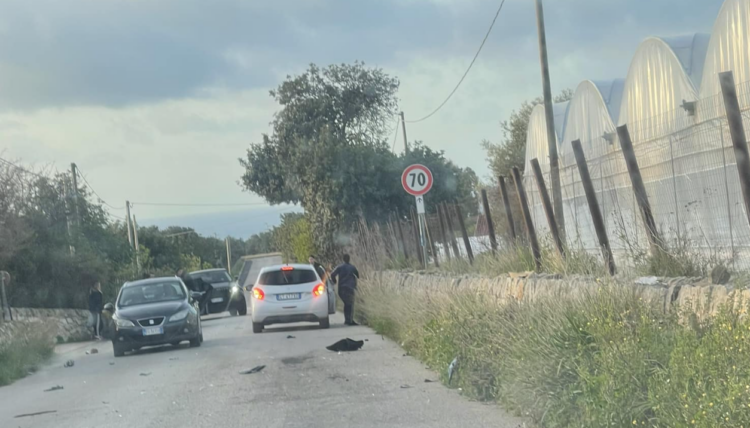 Incidente stradale sulla Scicli-Sampieri, auto contro muro di pietra a secco