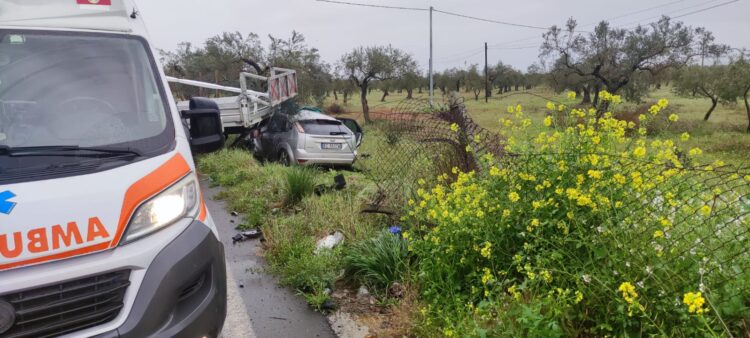 Pedalino, scontro violento tra un’auto e un furgone
