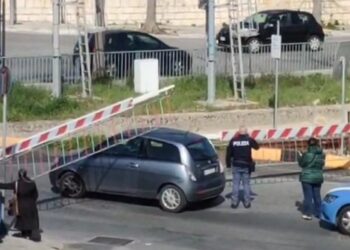 Ragusa, la sbarra si abbassa sulla vettura e l’automobilista corre un grosso rischio