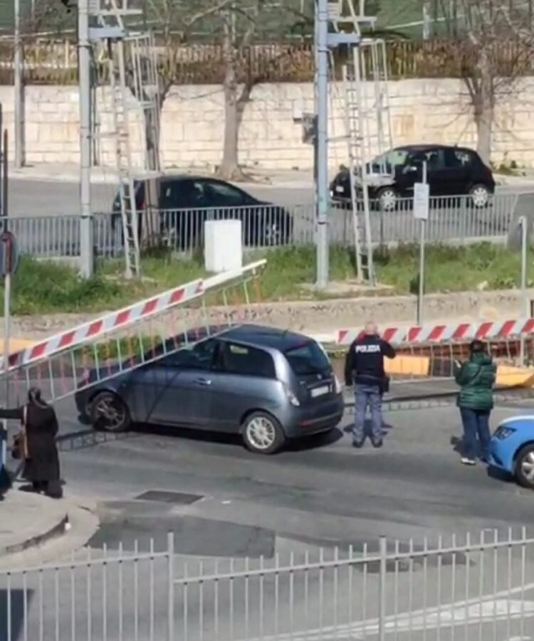 Ragusa, la sbarra si abbassa sulla vettura e l’automobilista corre un grosso rischio