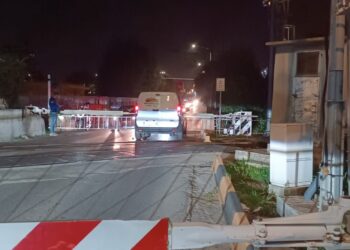 Vittoria, resta in mezzo ai binari con le sbarre del passaggio a livello chiuse