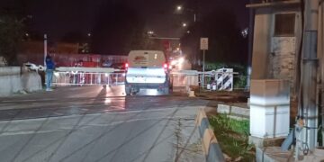 Vittoria, resta in mezzo ai binari con le sbarre del passaggio a livello chiuse