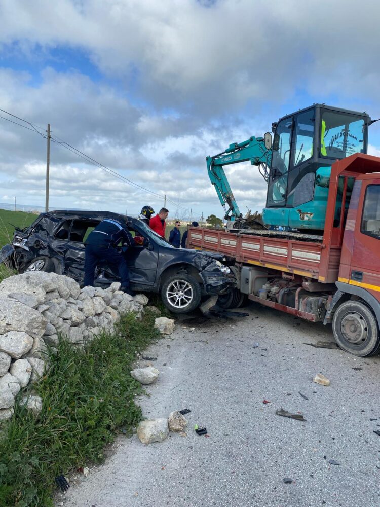 Grave incidente tra Modica e Ragusa in contrada Bussello, una persona in gravi condizioni. E’ intervenuto l’elisoccorso