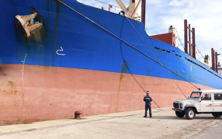 Pozzallo, nave “portarinfuse” detenuta dalla guardia costiera per una serie di irregolarità