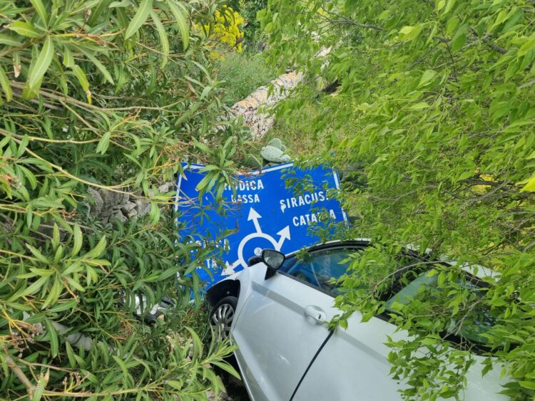 Modica, con l’auto in un burrone. Ferito un automobilista