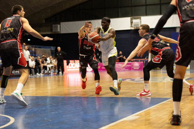 Epilogo amaro per la Virtus Ragusa dopo una gara condotta in testa, due disattenzioni finali fanno vincere Legnano