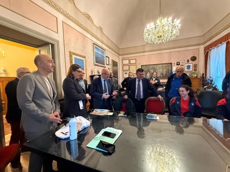 Modica, il sindaco Monisteri ha ricevuto la visita della delegazione della Liguria che partecipa al torneo delle regioni di calcio