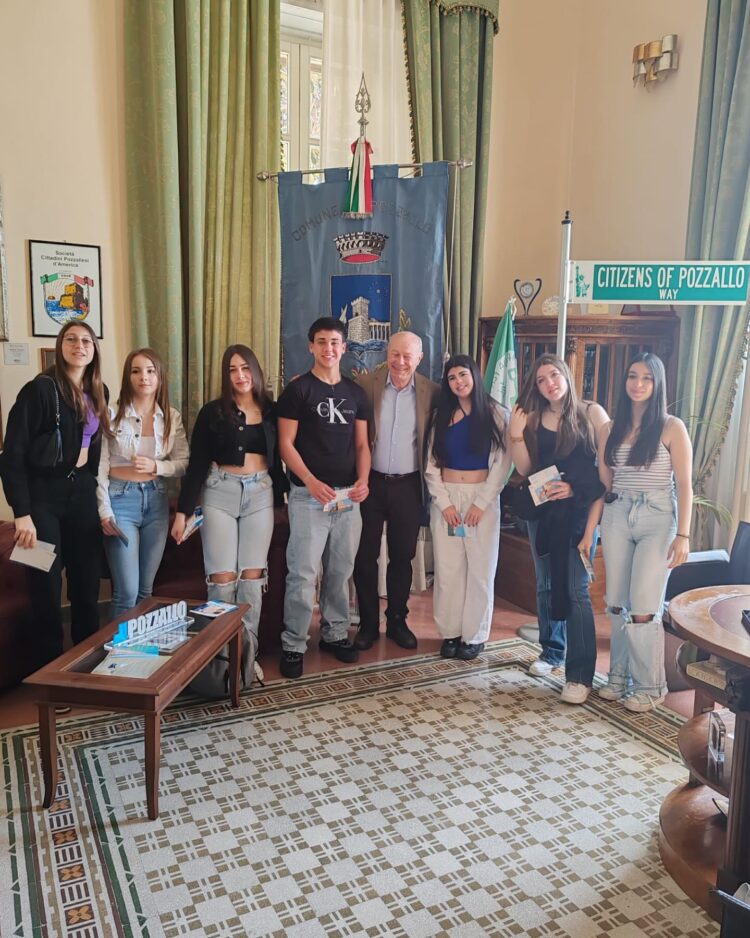 Pozzallo, cinque studenti spagnoli in visita a palazzo di Città