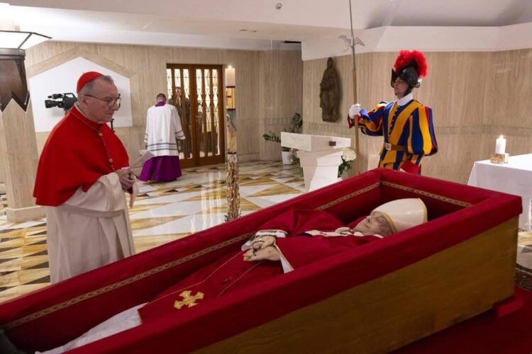 La morte di Papa Francesco, prime immagini della salma