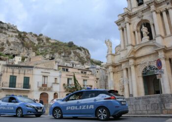 Modica, tentano truffa dello specchietto: denunciate due donne