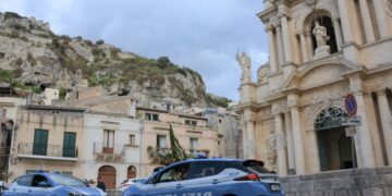 Modica, tentano truffa dello specchietto: denunciate due donne