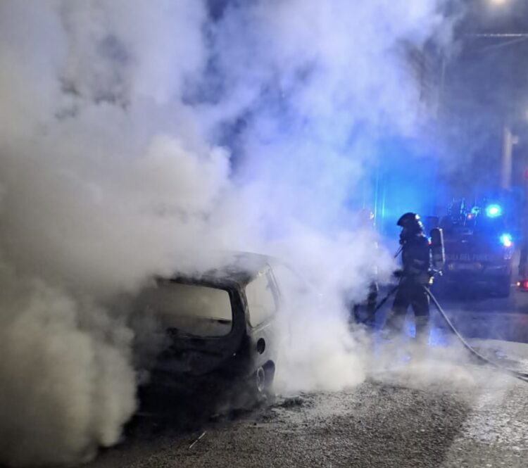 Vittoria, auto in fiamme in contrada Bosco Rotondo