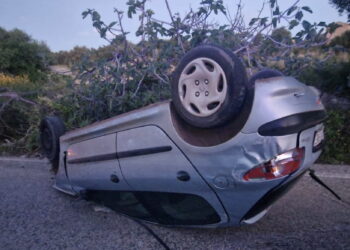 Modica, auto si ribalta sulla strada per Marina