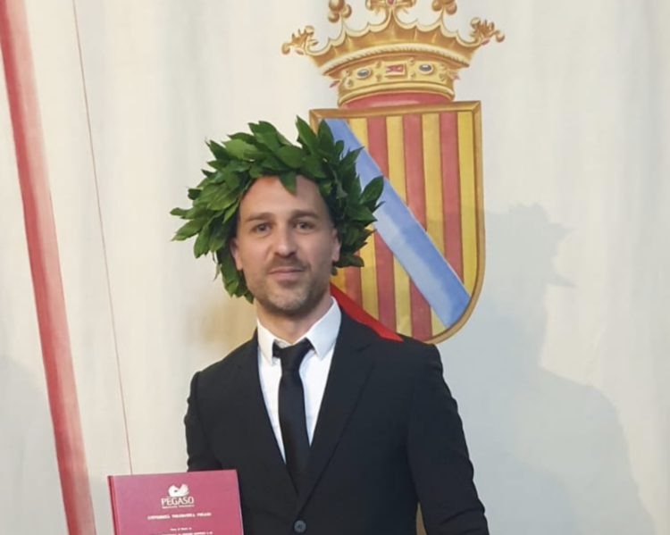 Il maestro comisano Angelo Corifeo festeggia il traguardo della laurea in Scienze motorie