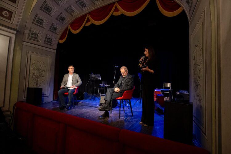 Ragusa: un viaggio tra emozioni, parole e note a “Sipari di carta”