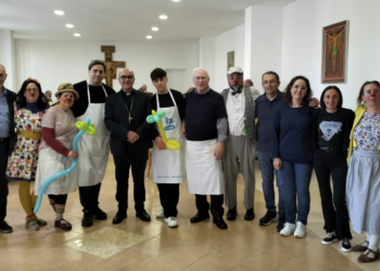 Ragusa, il pranzo di Pasqua del vescovo La Placa con i più bisognosi