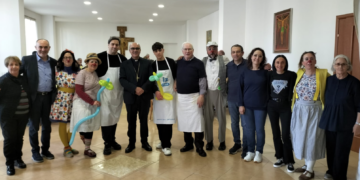 Ragusa, il pranzo di Pasqua del vescovo La Placa con i più bisognosi