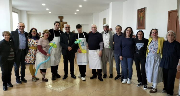 Ragusa, il pranzo di Pasqua del vescovo La Placa con i più bisognosi