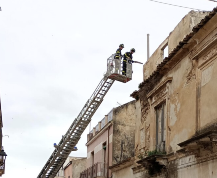 Vittoria, edificio pericolante messo in sicurezza dai vigili del fuoco