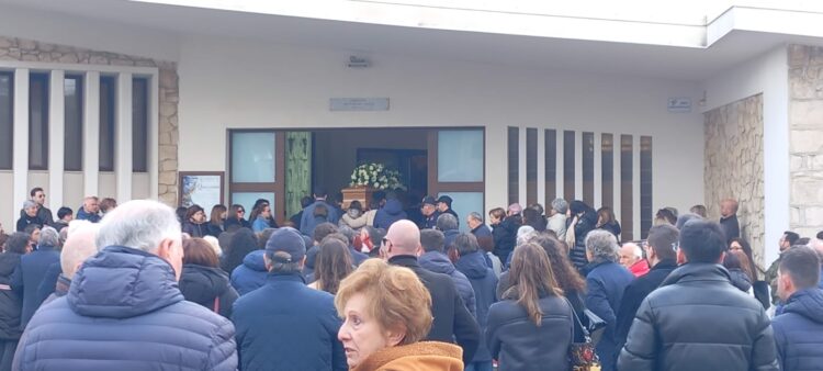Ragusa, numerose persone hanno voluto tributare l’ultimo saluto a Loredana Toro
