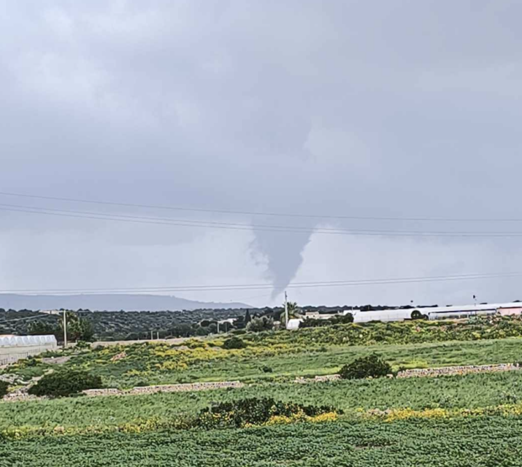 Donnalucata, osservato un “funnel cloud” lungo la fascia costiera