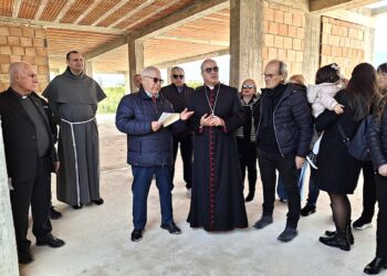 Comiso, il vescovo di Ragusa in visita alla costruenda clinica sanitaria Hibiscus