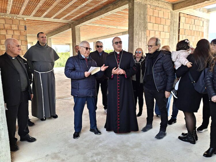 Comiso, il vescovo di Ragusa in visita alla costruenda clinica sanitaria Hibiscus