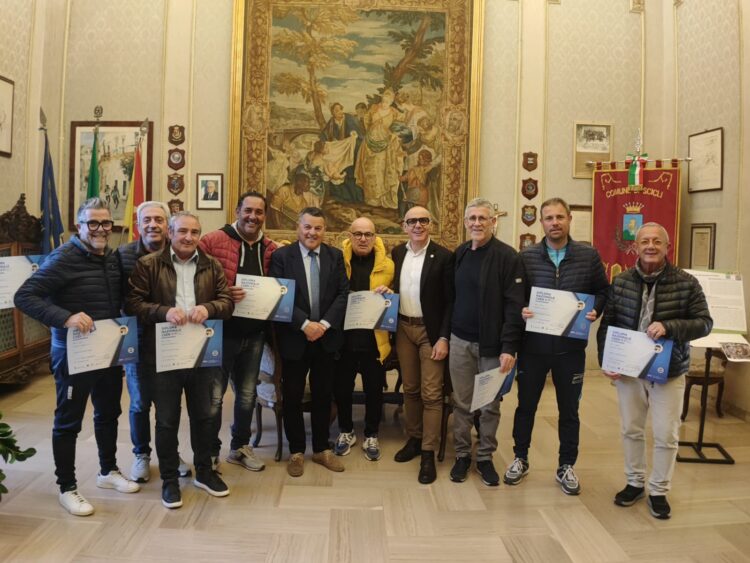 Scicli, i nuovi arbitri di calcio formatisi sotto l’egida del Csen presentati al sindaco Marino