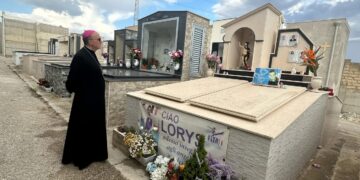 Santa Croce Camerina, la visita pastorale del vescovo La Placa e un momento di preghiera dinanzi alla tomba del piccolo Lorys