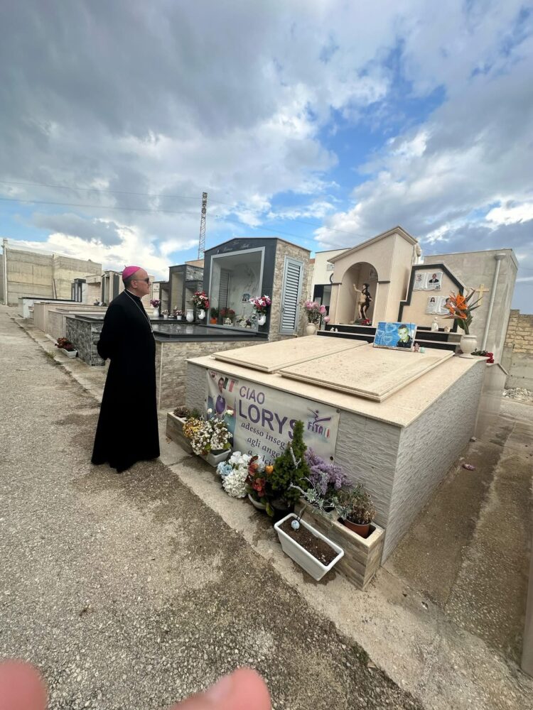 Santa Croce Camerina, la visita pastorale del vescovo La Placa e un momento di preghiera dinanzi alla tomba del piccolo Lorys