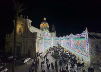 Comiso, accesa l’illuminazione artistica negli spazi esterni della basilica dell’Annunziata