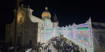Comiso, accesa l’illuminazione artistica negli spazi esterni della basilica dell’Annunziata