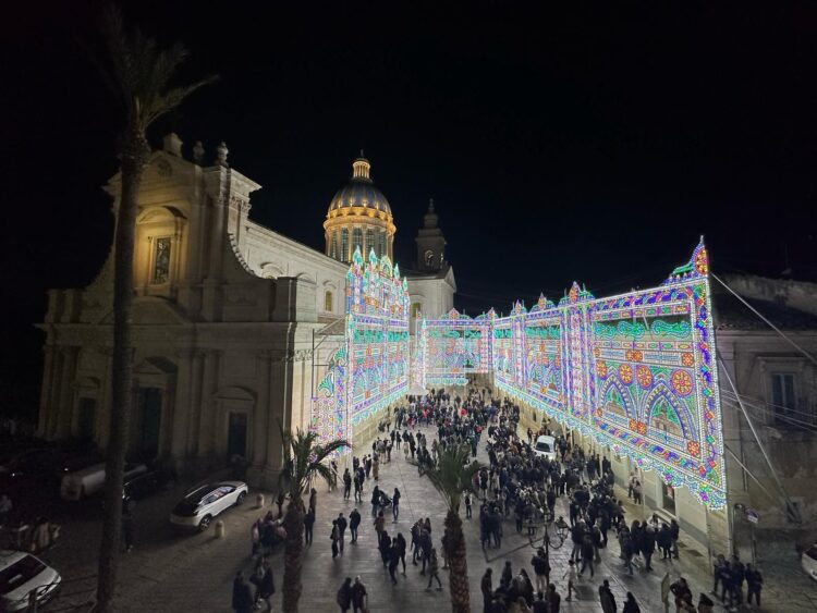Comiso, accesa l’illuminazione artistica negli spazi esterni della basilica dell’Annunziata